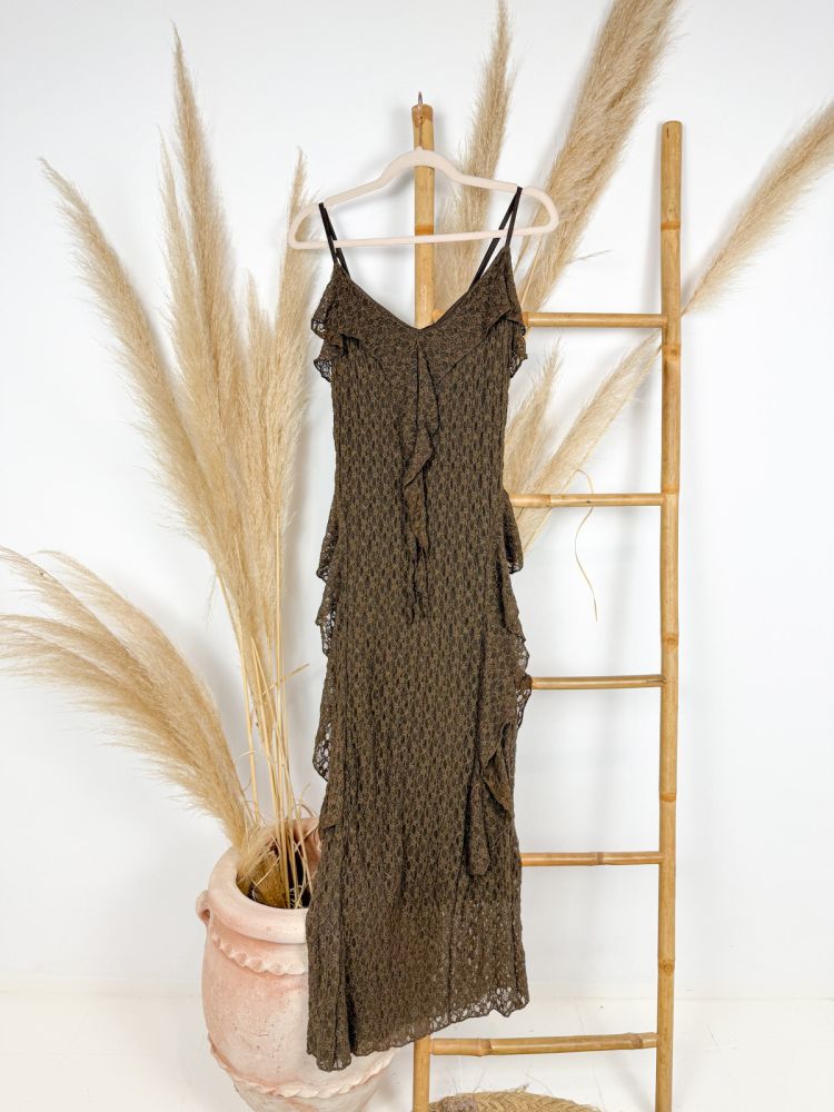 Vestido marrón chocolate drapeado y chorreras en escote y lateral