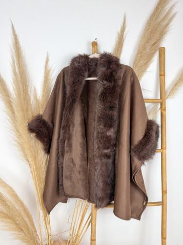 Poncho de antelina taupe  cuello y puño de pelos