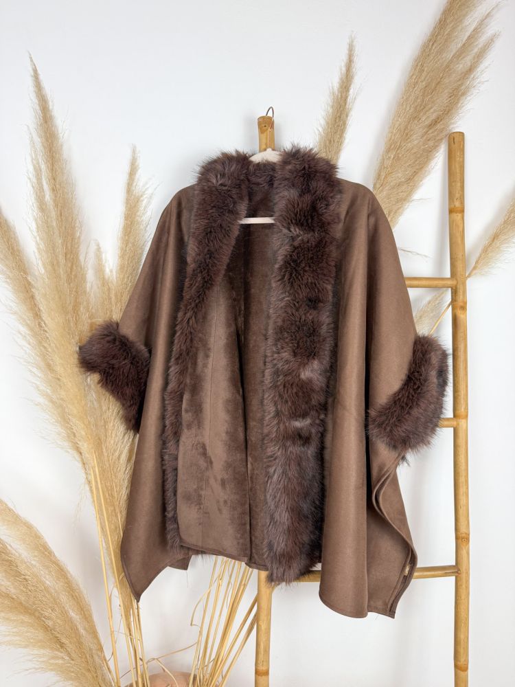 Poncho de antelina taupe  cuello y...