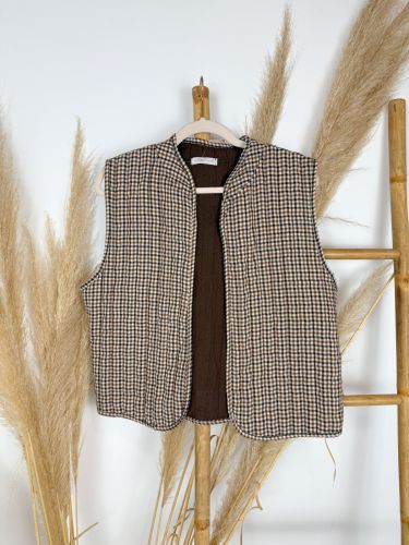 Chaleco acolchado cuadritos beige, camel y negro