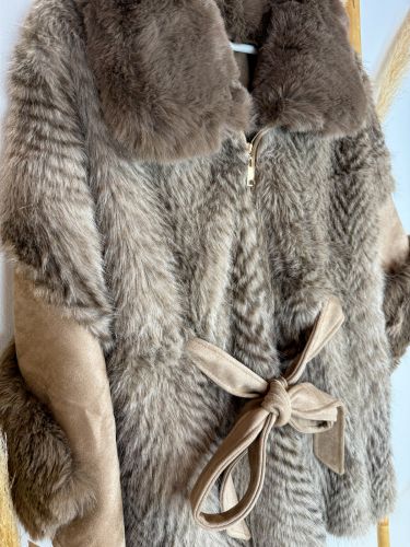 Poncho de antelina taupe de pelo cierre de cremallera 2