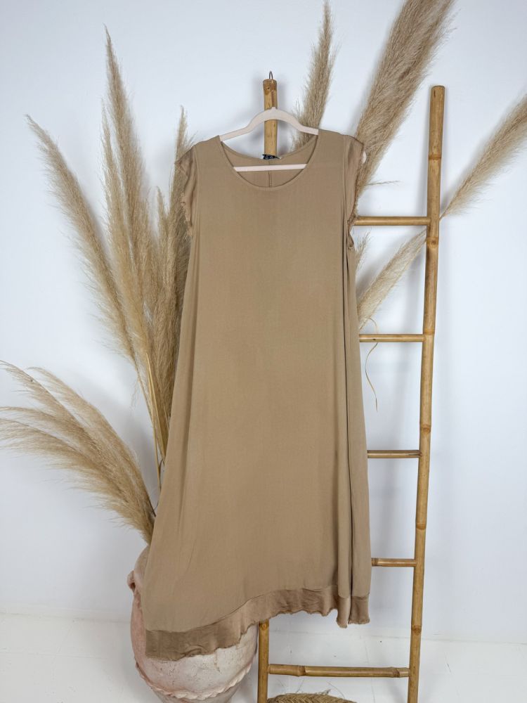 Vestido beige volantito en la sisa y bajo satinado
