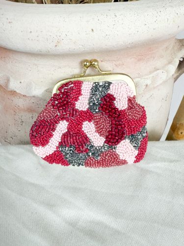 Monedero de piedras facetadas rosas y rafia