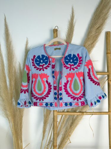 Blusa celeste abierta manga 3/4 bordados fluor