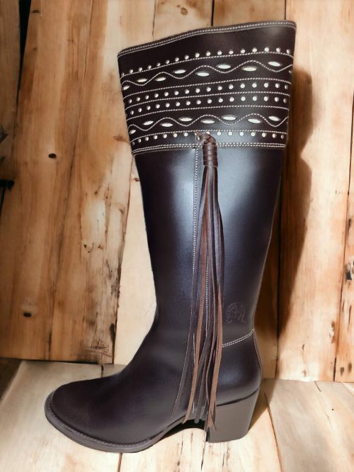 Boto de piel castaña tacón cenefa picada modelo 446