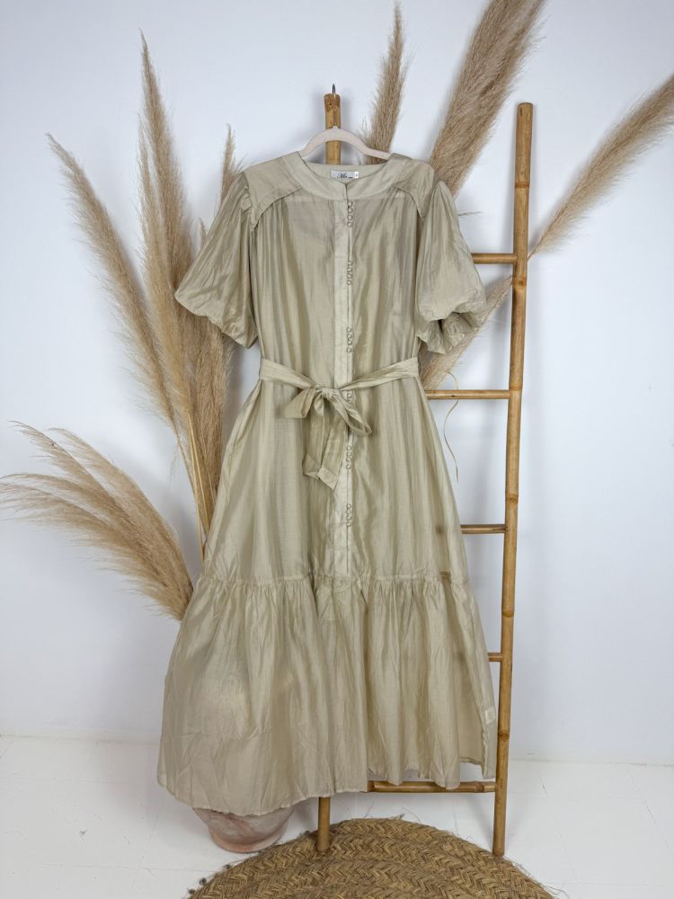Vestido beige  largo de seda cuello redondo botones agrupados