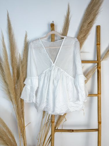 Blusa blanca escote de pico y dos volantitos en las mangas