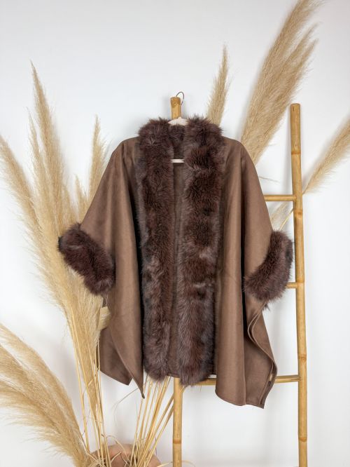 Poncho de antelina taupe  cuello y puño de pelos
