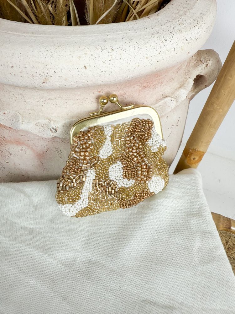 Monedero de piedras facetadas beige y rafia