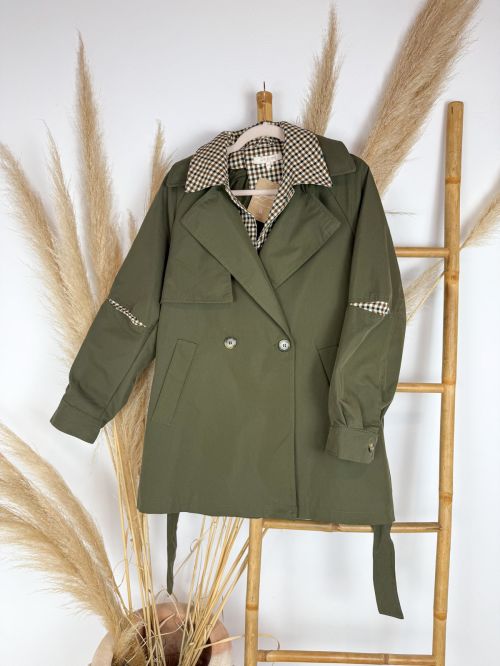 Gabardina verde caceria interio cuadritos beige, camel y negro