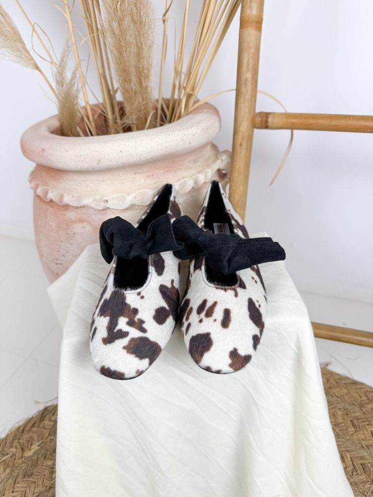 Merceditas estampado de vaca lazo antelina negro C647