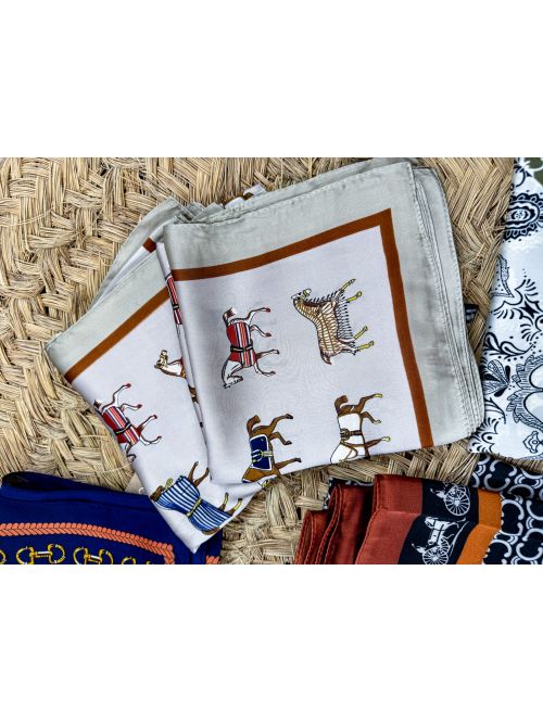 Pañuelo 80x80 mil caballos fondo topo cenefa marrón