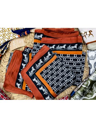 Pañuelo 70x70 seda negro y camel cenefa carruajes