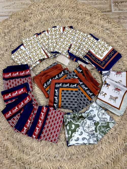 Pañuelo 70x70 seda rojo  y azul marino cenefa carruajes