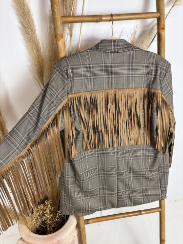 Americana beige enflecada en la espalda