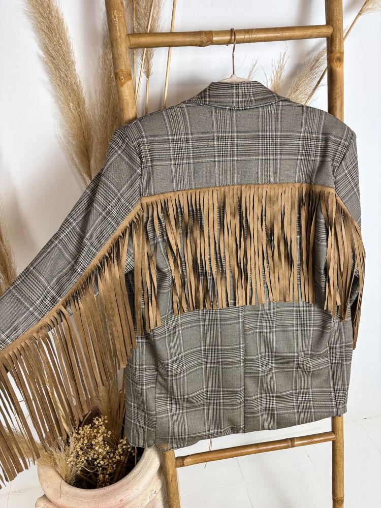 Americana beige enflecada en la espalda Americana beige enflecada en la espalda