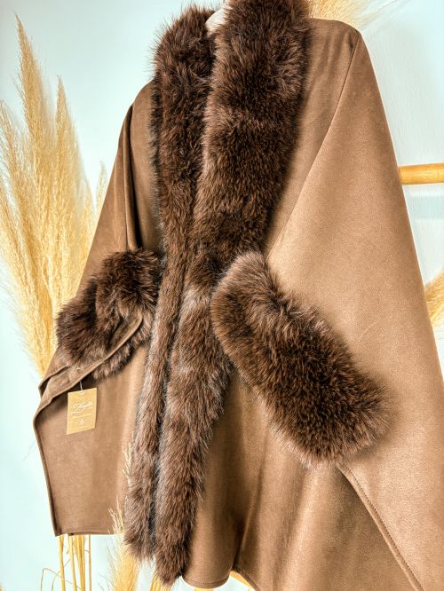 Poncho de antelina taupe  cuello y puño de pelos