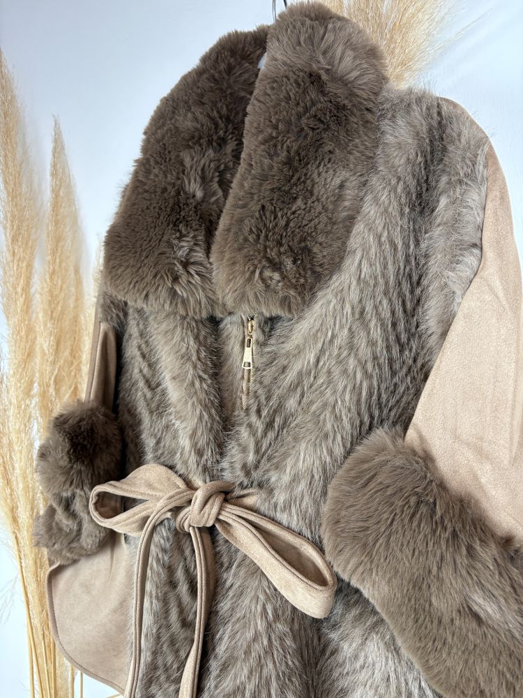 Poncho de antelina taupe de pelo...