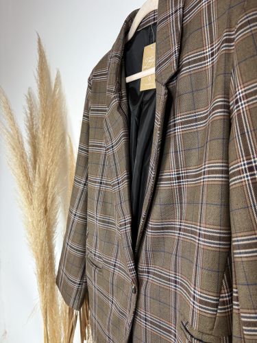 Americana chocolate enflecada en la espalda