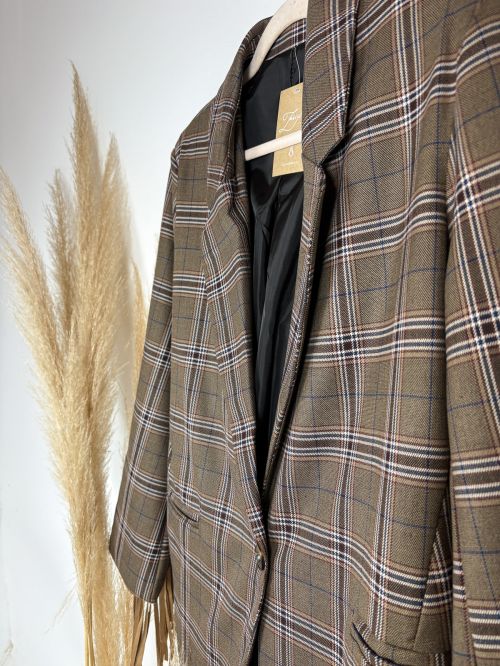 Americana chocolate enflecada en la espalda