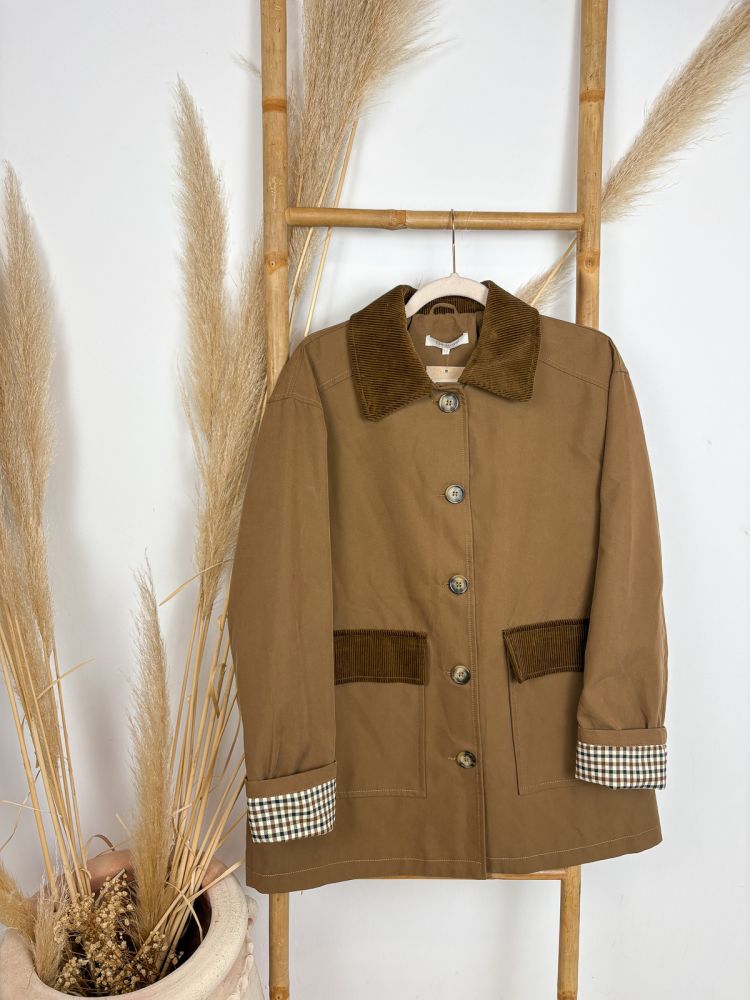 Parka camel, cuello y solapa de pana...