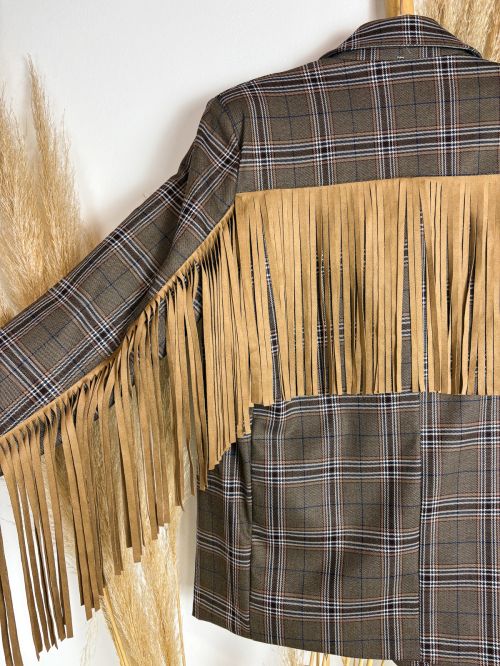 Americana chocolate enflecada en la espalda