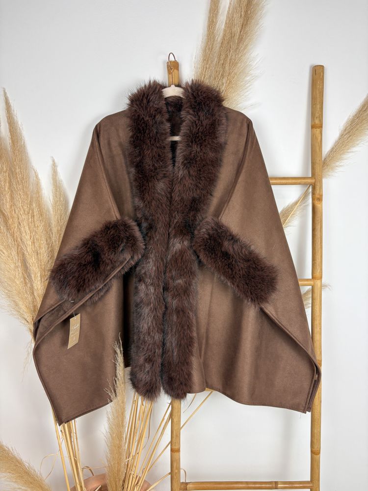 Poncho de antelina taupe  cuello y...
