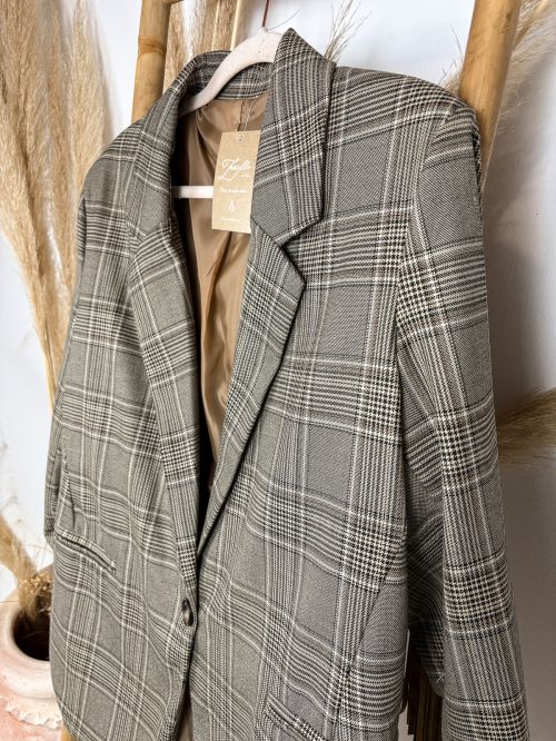 Americana beige enflecada en la espalda