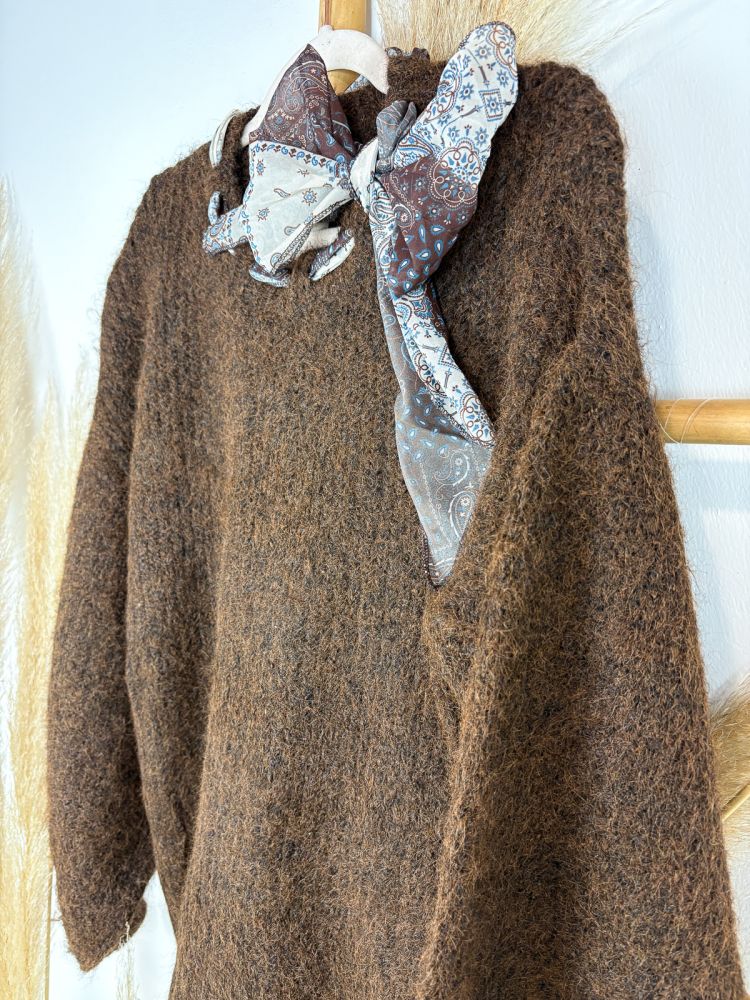 Jersey de lana con lazada al cuello... Jersey de lana con lazada al cuello...