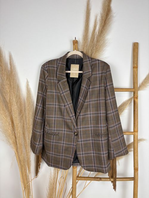 Americana chocolate enflecada en la espalda