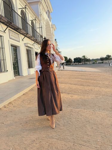 Chalequillo chocolate botones asimétrico