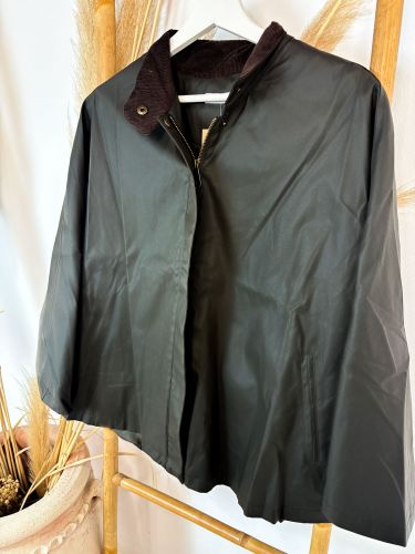 Capa impermeable verde cacería