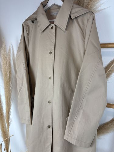 Gabardina con capucha camel