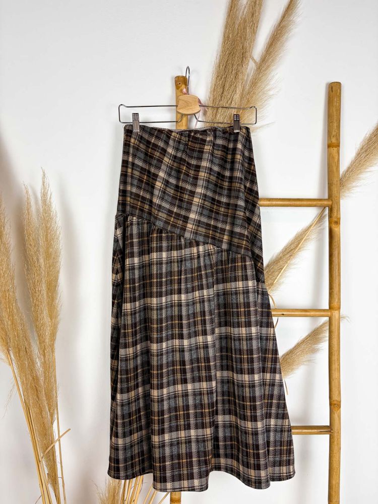 Falda de cuadros asimétrica en tonos...