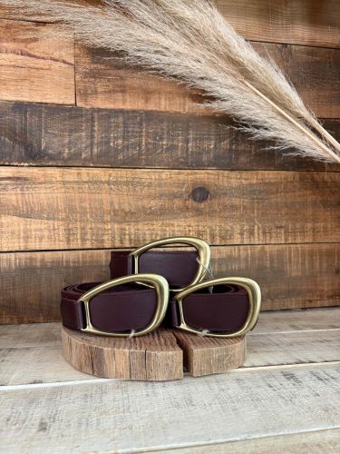 Cinturón  cereza de piel hebilla ovalada asimétrica