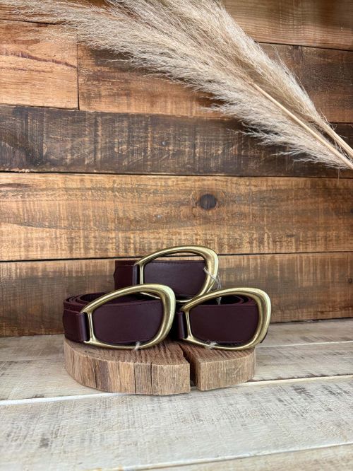 Cinturón  cereza de piel hebilla ovalada asimétrica