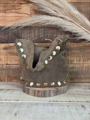 Bolso piel de ante contorno de tachuelas