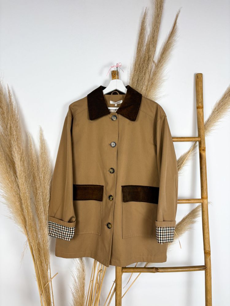 Parka camel, cuello y solapa de pana...