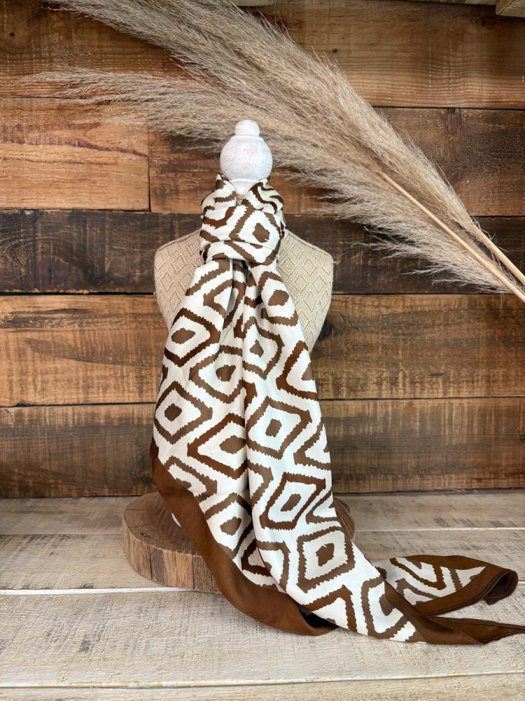 Pañuelo rombos beige y marrón