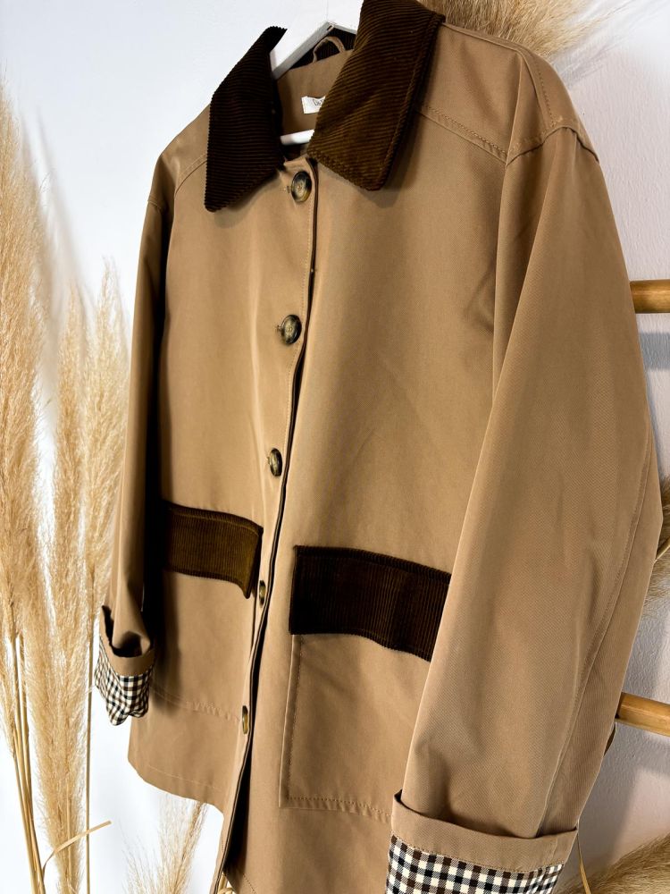 Parka camel, cuello y solapa de pana...