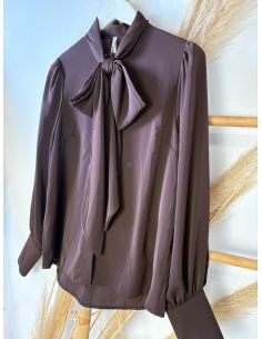 Blusa chocolate satinada con lazada al cuelllo