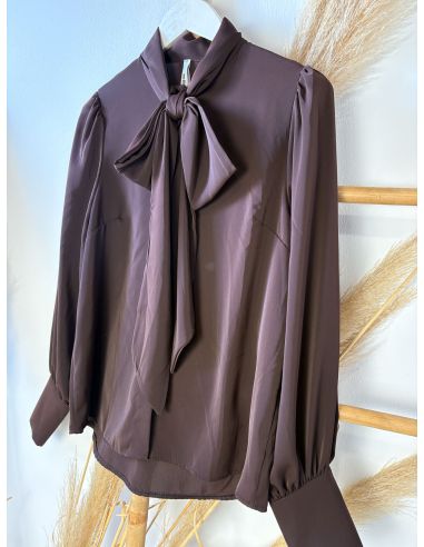 Blusa chocolate satinada con lazada...