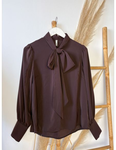 Blusa chocolate satinada con lazada al cuelllo