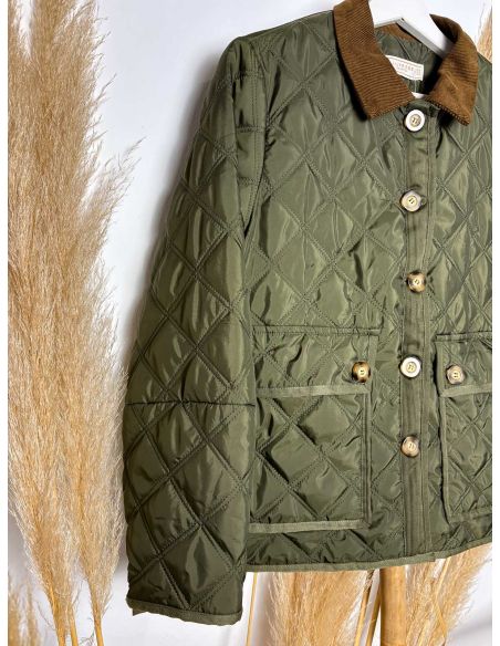 Chaquetón acolchado verde con cuello de pana