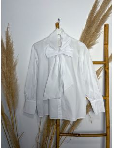 Blusa blanca lazada al cuello