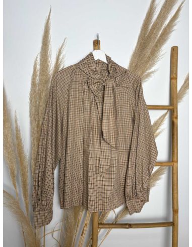 Blusa camel de cuadros con lazada al...