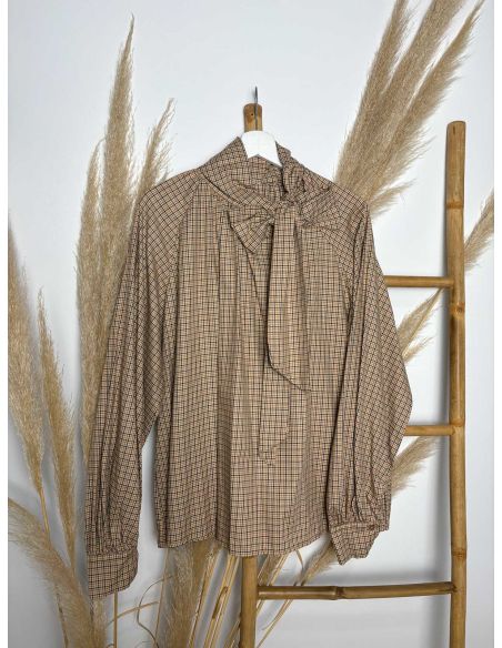 Blusa camel de cuadros con lazada al cuello