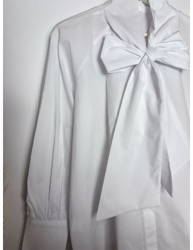 Blusa blanca lazada al cuello
