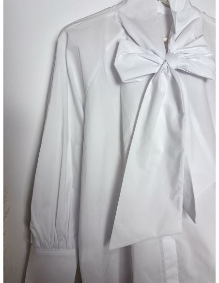 Blusa blanca lazada al cuello