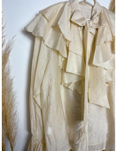 Blusa beige con volantes y lazada al...
